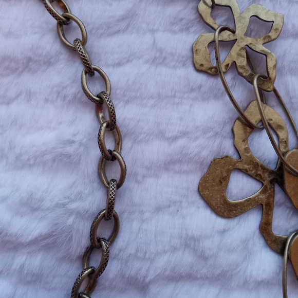 Mia collection aged gold steel flower necklace & earrings - Picture 3 of 4